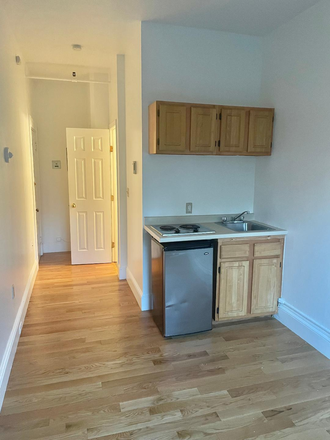 Hub Realty - Bright and sunny studio with big windows, St Mary's T stop green line Apartments