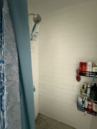 shower - Sunny 3 Bedroom Apartment in Soho