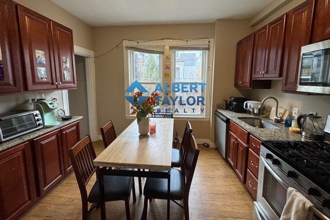 Kitchen - Low-Budget 4 bedroom on Sunset Street!! Apartments