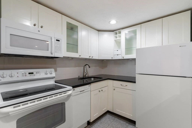 Call NOW for showings! 617-236-8600 - PETERBOROUGH ST - GRDN LVL 2BR/1BA CONDO AVAIL *9/1/2025* W/ H&HW INC, LNDRY IN BLDNG, ROOF DECK!