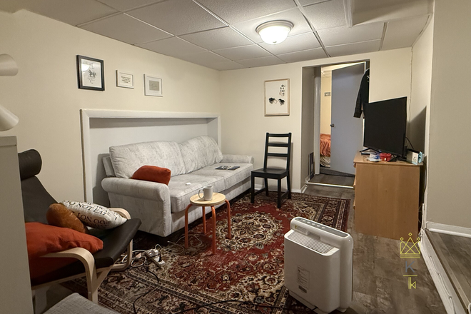 living room - Cozy Garden Level 2 bed in Brookline at a great price!