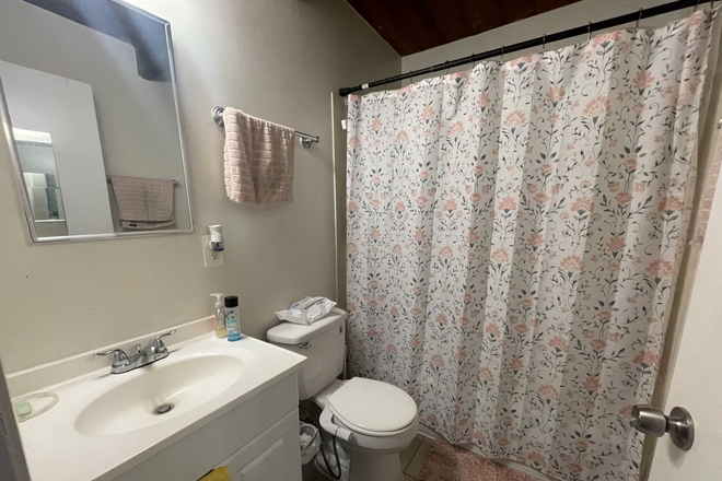 Bathroom - NEGOTIABLE RENT! Sublet available 5/30 to 8/18 in Northwest Berkeley Apartments