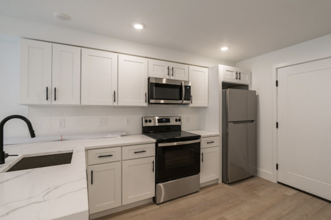empty kitchen - 36 n 40th st/ I NEED 1 ROOMMATE TO SHARE A SUITE WITH Apartments