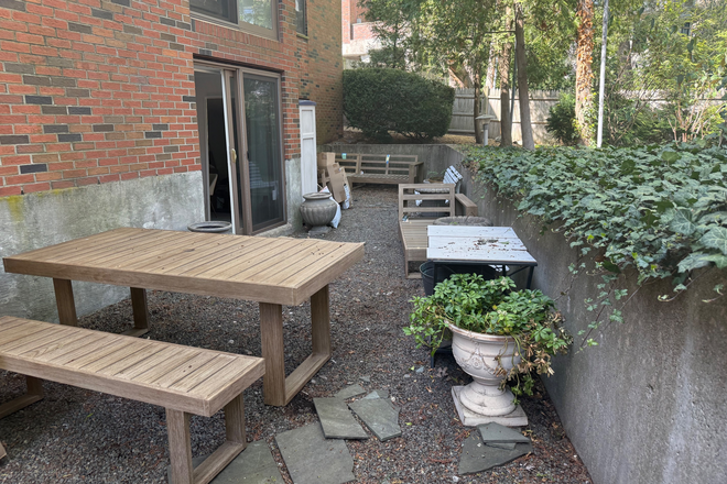 Your own private courtyard - Private apartment Summer Session 1 available with bath, private courtyard, 12 min walk to campus