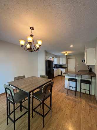 Dining Room - House 15min from campus