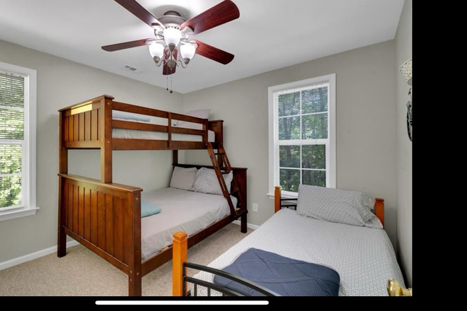 Lakeside Bedroom - Shared 3BR house seeking 2 housemates