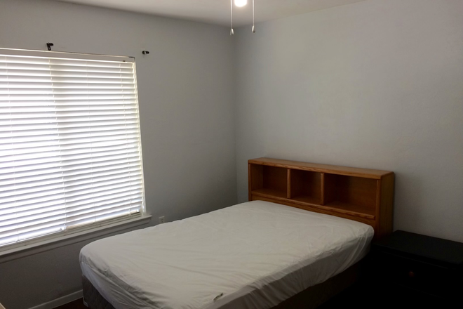 Bedroom - Private Furnished Bedroom Available - Countryside at the University