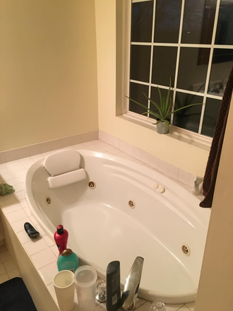 Jacuzzi Bathtub - House available for rent! *RARE-FIND* (8br,4ba)