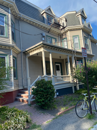 Victorian multi-unit building - 1 bed/1 bath - Steps from Harvard Graduate School of Design - April 1 - short or long term Apartments