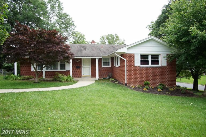 front view - One Bedroom in a Beautiful 5 Bedroom Single Family House Close to UMD Campus for Rent