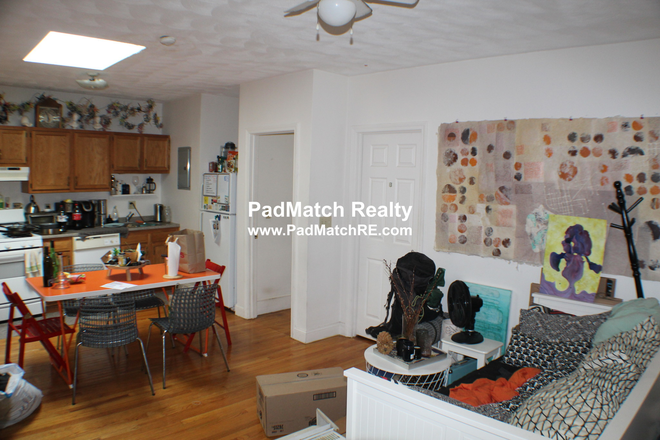 !!! - NO FEE 4/5 beds Between Comm Ave and Beacon St with porch! Green B/C/D lines and Whole Foods nearby! Apartments