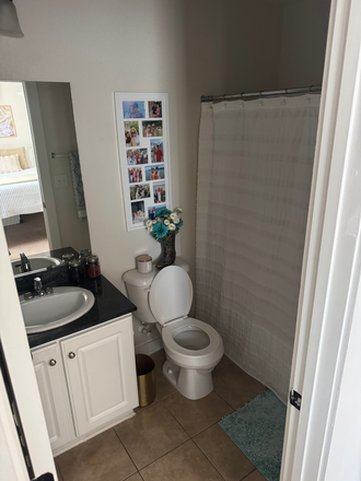 Bedroom bathroom - Redpoint Apartment - 1 room for sublet in a 4 x 4.5 apartment - spring semester