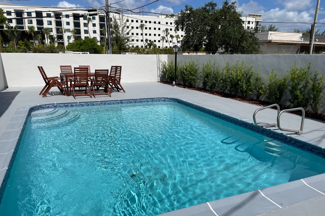 Pool - 4 Bedroom Pool House Near Campus! 🏊 Accepting Requests for School Year Starting on SEPTEMBER 2025