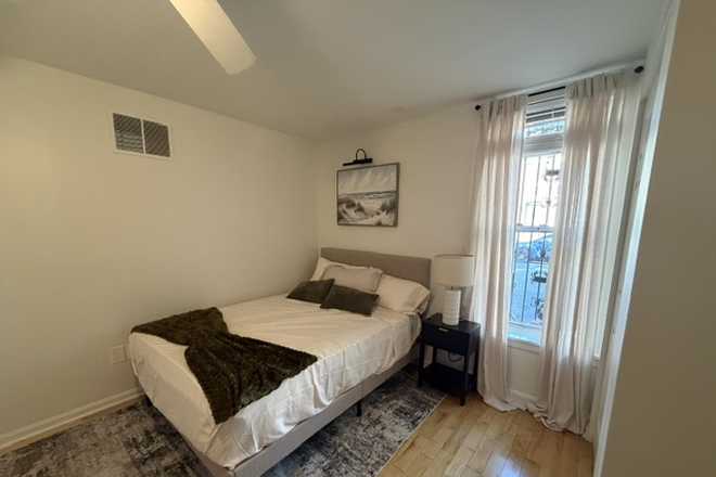 Room - Steps from UMB Medical — Rooms Available in Pigtown/Hollins Market House