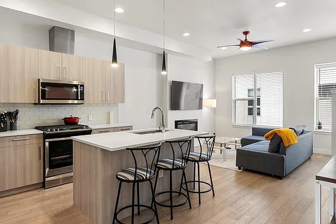 Kitchen/living - Townhome: 3 bedrooms & 3 bathroom. Perfect location.
