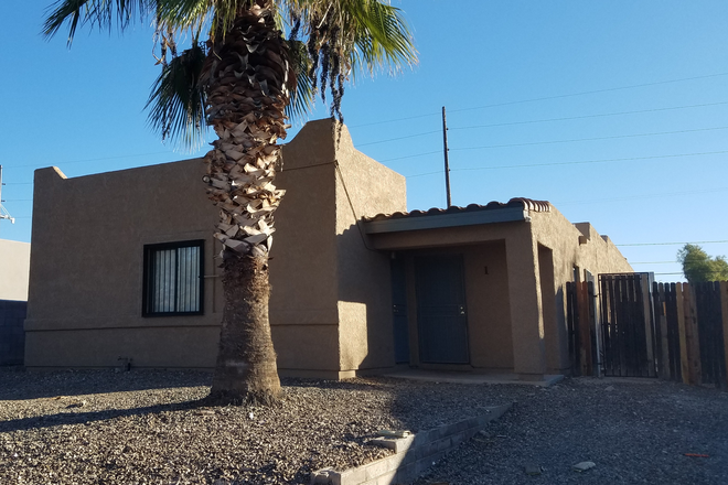 Exterior - Large 5 bedroom Home ONLY Blocks from Campus on Lee and Highland for August 2026!!