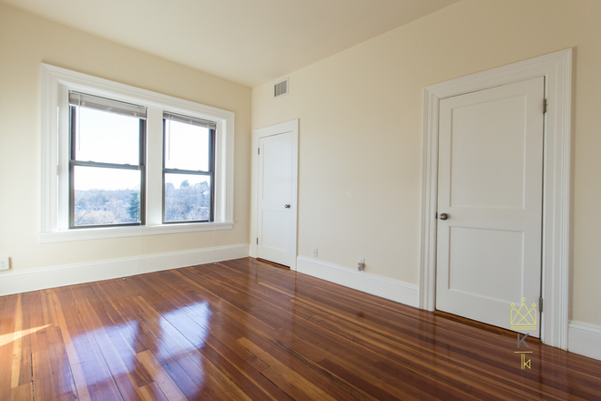 bedroom - Coolidge Corner 2 bed with A/C and updated kitchen - landlord pays the fee! Apartments