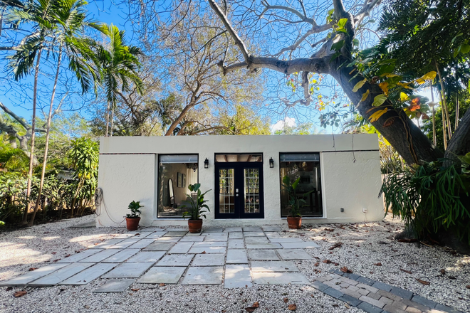 Front house nice backyard - Grove Garden Studio