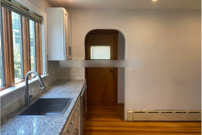 - - NO BROKER FEE!! Close to Campus! 4 bedroom 1.5 bathroom w/ Laundry