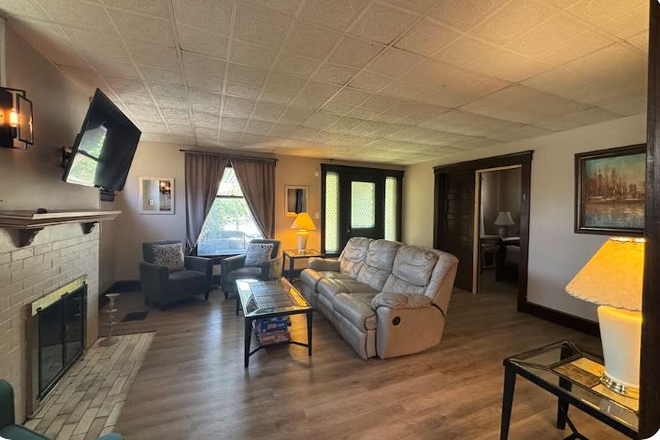 Living Room - Large 6 Bedroom Home Walkable to Campus