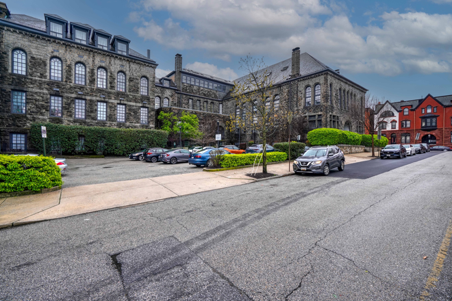 Building Exterior - Urban Chic: Bolton Hill 1BR APT. Includes Parking