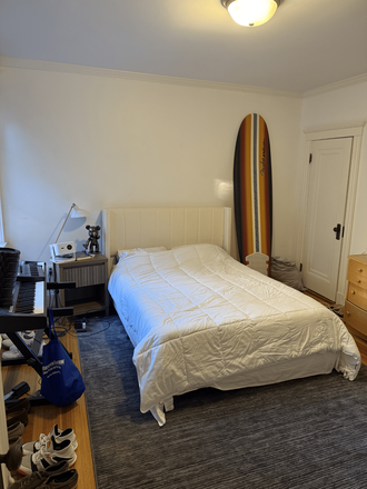 Bedroom. Queen size bed, carpet, A/C, desk and chair. - 2 Bedroom Apartment close to campus