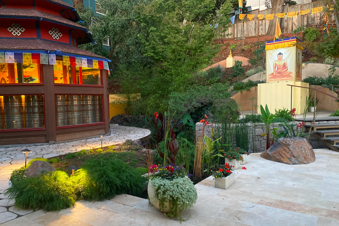 Outdoor Plaza - Single, Private Room 1 block from Campus Wifi & Utilities Included