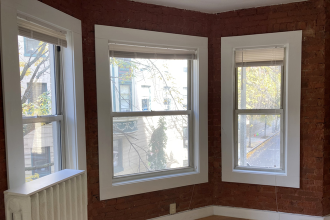 Bedroom w/ Bay Windows - 4 Bed w/ Bay Windows, Renovated Bath & Kitchen Available 9/1/25 Apartments