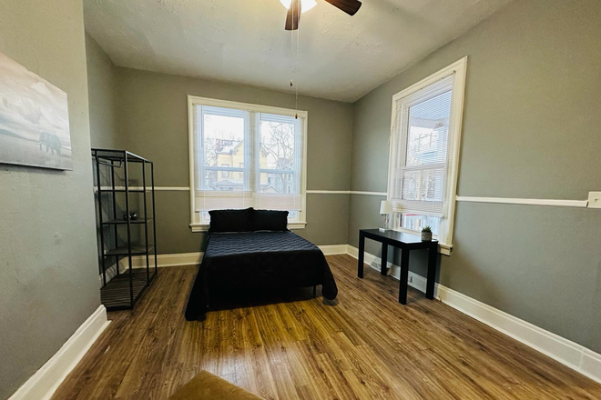 BEDROOM 1 - 1st floor bedroom with full size bed , chair and ottoman , deck & chair - Large newly furnished rooms / 4 mins from Xavier / 12 mins from UC / Utilities included House