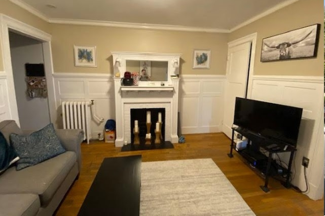 . - HEAT & HOT WATER INCLUDED: Large 3 bd / 1 bd avail. 9/1 Apartments