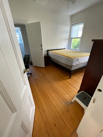 Bedroom - House 10 minute walk from campus