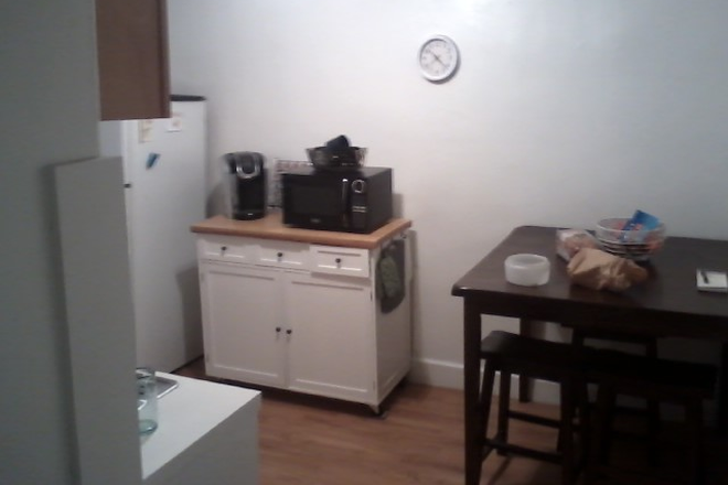 Hub Realty - Spacious one bedroom, ground level, parking available for rent Apartments