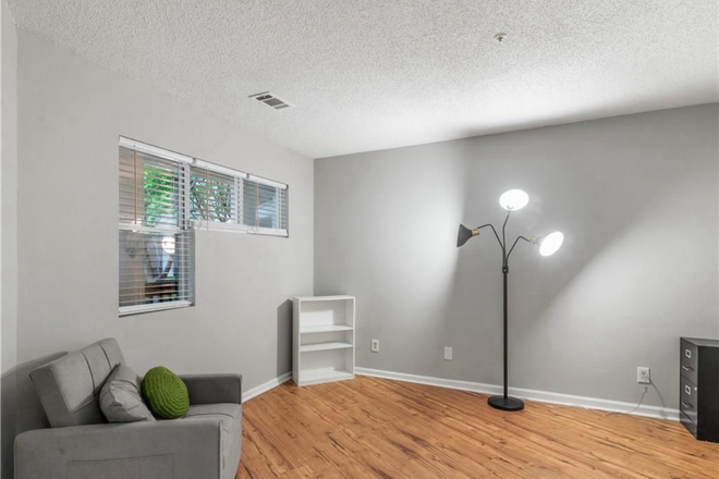 bedroom (currently empty) - Room close to Emory campus Condo