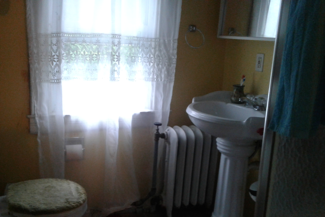 Bathroom - furnished room House