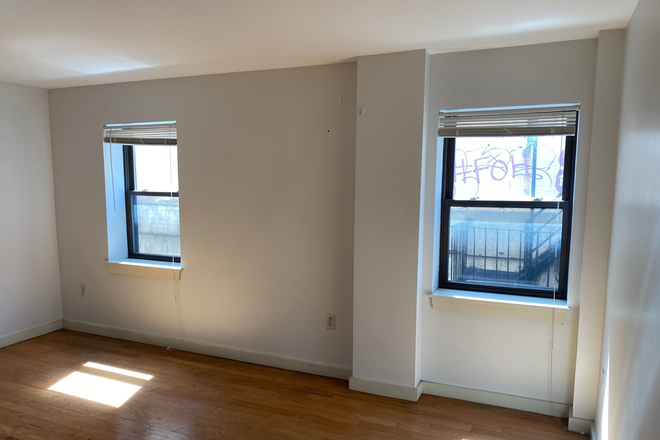 Call NOW for showings! 617-236-8550 - COMM AVE - 2BR CONDO RIGHT IN KENMORE SQ FOR *9/1/2026* W/ EN-SUITE PRMRY, LNDRY ON FLR, DW, ELEVTR!