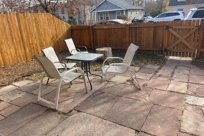 Frontyard patio. Morning sun. Good for breakfast and lunch. - Room sublease in a house in Goss Grove with 3 other grad students.