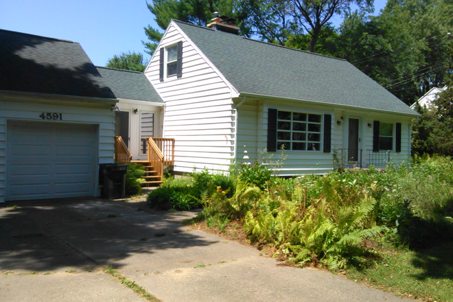 Comfy house, in Indian Hills near MSU - House room by MSU, Okemos Neighborhood