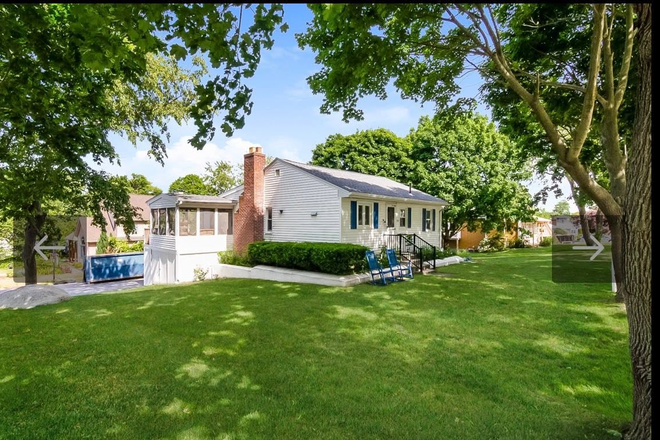 Street view - Adorable cottage near beach and campus Apartments