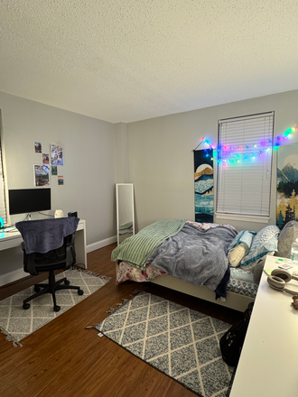Bedroom for lease - Spacious bedroom, in-unit laundry, 1.5 bathrooms, close to transportation, avail 8/1