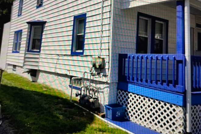 Side of House - STILL AVAILABLE!! '26 - '27 & '27 - '28 School Year. 5 Students, 9 minutes from Villanova University Townhome