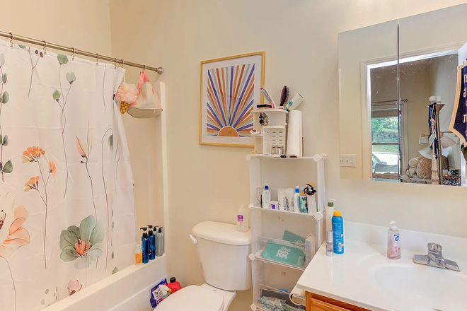 Bathroom - Single room in 3b3.5b House close to campus