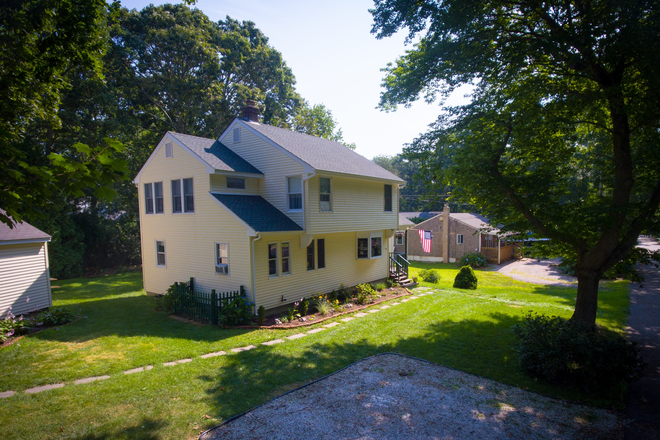 Front - 25 Viburnam Road Narragansett, RI 02882 House