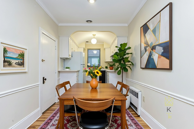 dining area - Sunny 2 bed /2 bath in Brookline with roof deck - landlord pays the fee! Apartments