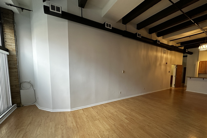 living room - **NO BROKERS FEE!!** Amazing 2 Bed / 2 Bath in the North End!! Avail NOW!! Apartments