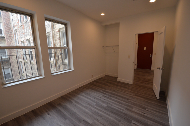 . - 3 Bedrooms (2Split layout) on Peterborough St- minutes from campus! Avail 9/1 Apartments