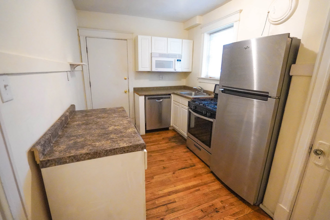 Kitchen - 724 Heman Avenue #1 Apartments