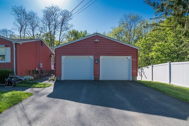 Garage - Quiet 3BR Ground-Floor Home in Florence — Heat & Utilities Included