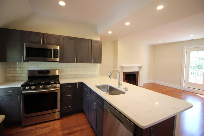 Call call or text Arezou at 617-584-7817 - 5 bedroom 2.5 bath in Great location in Roxbury's Fort Hill! NO BROKER FEE!! Apartments