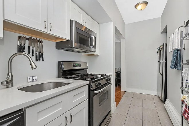 Kitchen - 3 bedroom on Hillside St. with modern kitchen, laundry & private deck! Apartments