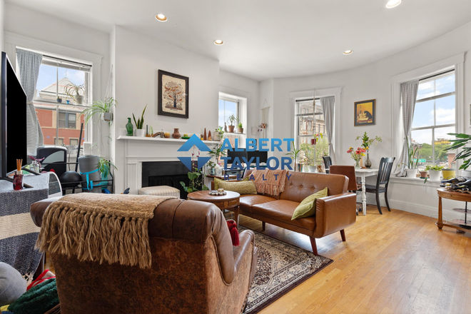 Living Area - *Large 2Bed, Walking Distance to Campus - NO BROKER FEE!